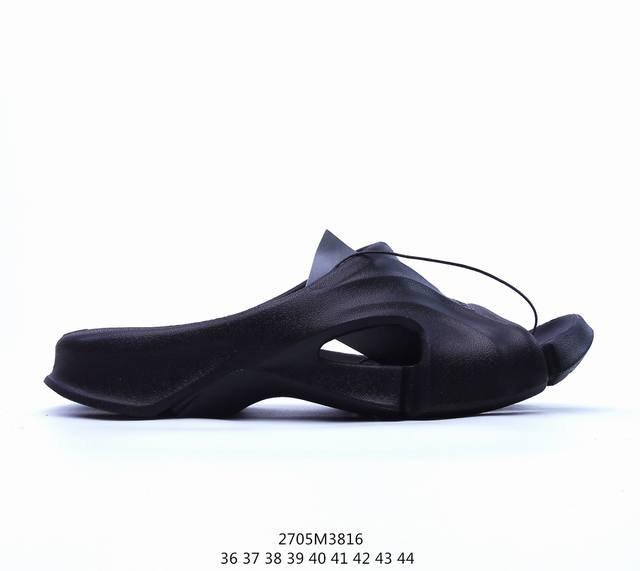 Balenciagamold Rubber Slide Sandals 巴黎世家系列露趾涉水百搭潮流休闲运动凉拖鞋 橡胶材质 鞋表带上印有balenciaga