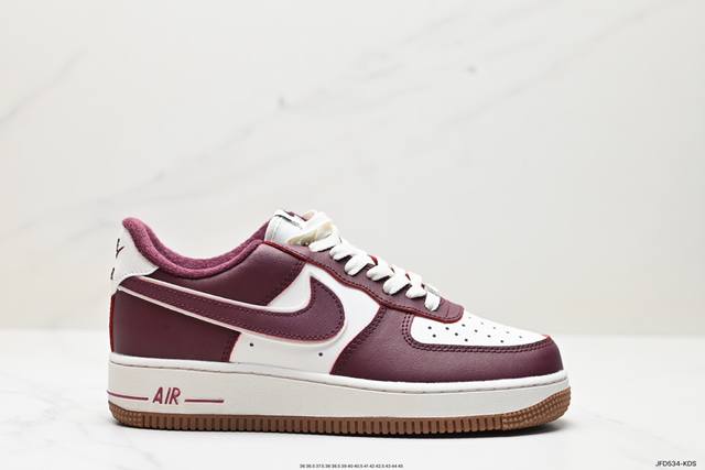 公司级耐克nike Air Force 1 Low 空军一号低帮百搭休闲运动板鞋。柔软、弹性十足的缓震性能和出色的中底设计，横跨复古与现代的外型结合，造就出风靡