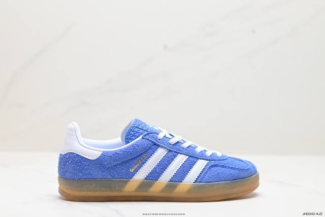 公司级阿迪达斯adidas Originals Gazelle Indoor 三叶草复古防滑耐磨低帮板鞋 Hq8717 鞋款采用柔软的绒面革和耐用的皮革衬里融合