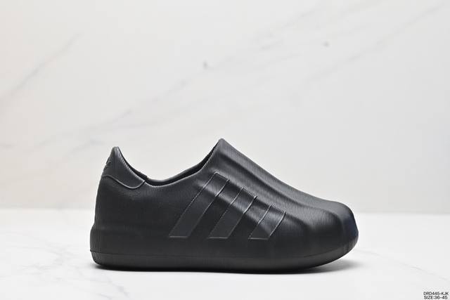 Adidas Originals Adifom Superstar 木屐鞋 鞋子由 50% 的天然和可再生材料制成，其特点是采用由甘蔗衍生物制成的类似泡沫的结构