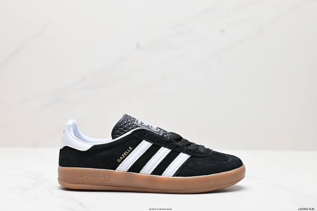 真标阿迪达斯adidas Originals Gazelle Indoor 三叶草复古防滑耐磨低帮板鞋 鞋款采用柔软的绒面革和耐用的皮革衬里融合在橡胶外底上！ - 点击图像关闭