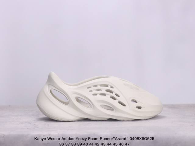 Adidas 阿迪达斯 采用环保藻类3D利用材质,脚感超棉弹且柔软，配置工程力学轮廓设计鞋底，亦提供缓震及抓地力 球鞋界异形 由饶舌歌手兼潮流指标kanye W