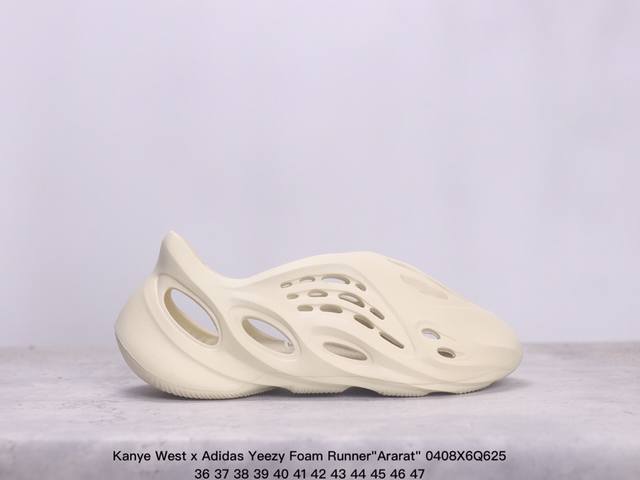 Adidas 阿迪达斯 采用环保藻类3D利用材质,脚感超棉弹且柔软，配置工程力学轮廓设计鞋底，亦提供缓震及抓地力 球鞋界异形 由饶舌歌手兼潮流指标kanye W