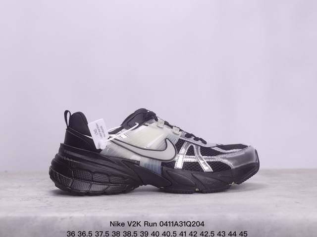 Nike V2K Run 复古单品 纯原级别 复古老爹鞋跑步鞋 鞋款被命名为 Runtekk 设计上借鉴了 2000 年的跑鞋风格 配色上以金属银为主调 简练又