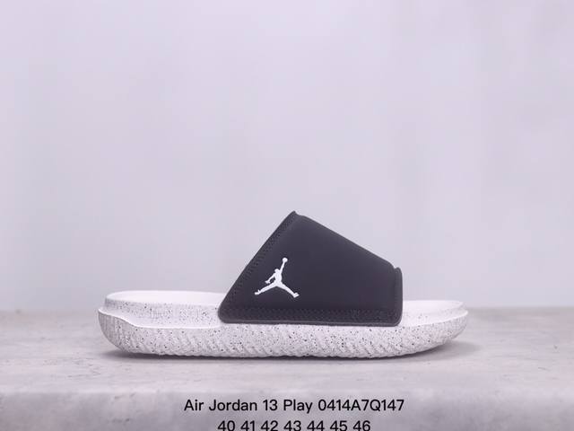 Air Jordan 13 Play 乔丹拖鞋 穿上jordan Pl Ay Slide拖鞋，尽享舒适支撑。厚实泡绵质感轻盈，带来出众缓震效果，令你惬享沙滩休闲