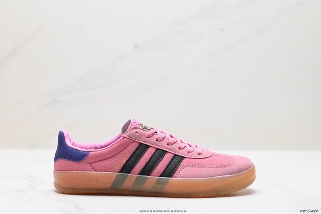 真标adidas Originals Gazelle Indoor 粉黑 此款鞋延续了橡胶外底和经典款式的传统。优质绒面革鞋面和标志性的3条纹采用明亮的对比色，