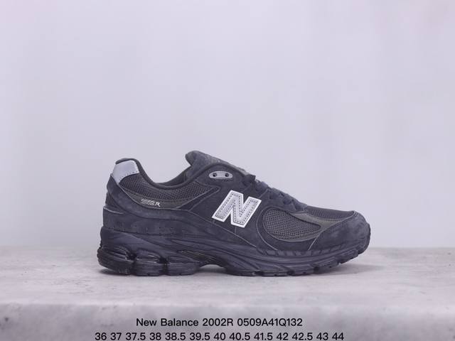公司级new Balance 2002R 跑鞋 沿袭了面世之初的经典科技，以 Encap 中底配以升级版 N-Ergy 缓震物料。鞋面则采用特色的柔软麂皮搭以