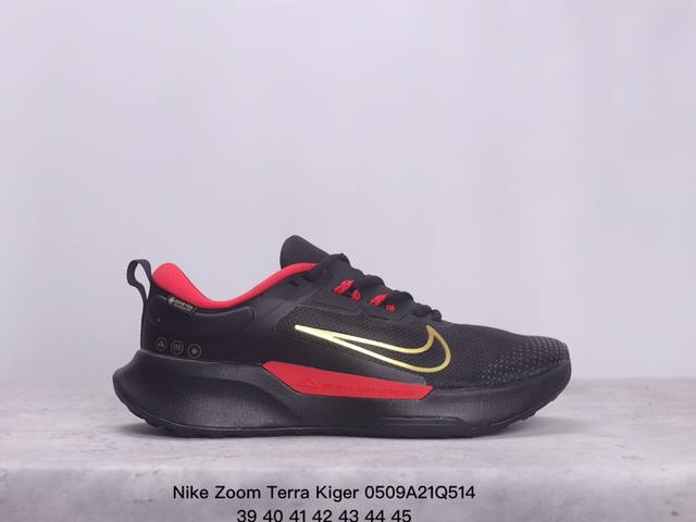 耐克 Nike Zoom Terra Kiger 越野跑鞋 作为一双越野跑鞋，Nike Zoom Terra Kiger的支撑性能和一般的跑鞋有些许区别，首先在