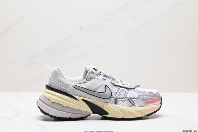 公司级nike V2K Run 减震防滑低帮 复古老爹鞋跑步鞋设计上借鉴了 2000 年的跑鞋风格 配色上以金属银为主调 简练又有复古运动气质 材质上使用大面积