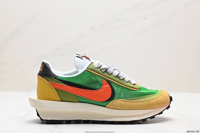 真标日式解构美学sacai联名 × Nike Ldv Waffle重叠设计前卫华夫变形休闲慢跑鞋 蓝红黄sacai在ss19的发布会上展示了自己与nike全新联