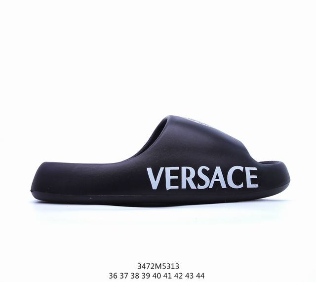 Versace夏季单品 休闲百搭潮流运动拖鞋 采用环保回收材质打造全新拖鞋型号adicane Slides 采用生物基eva中底 含有17%的甘蔗成分 合成外底