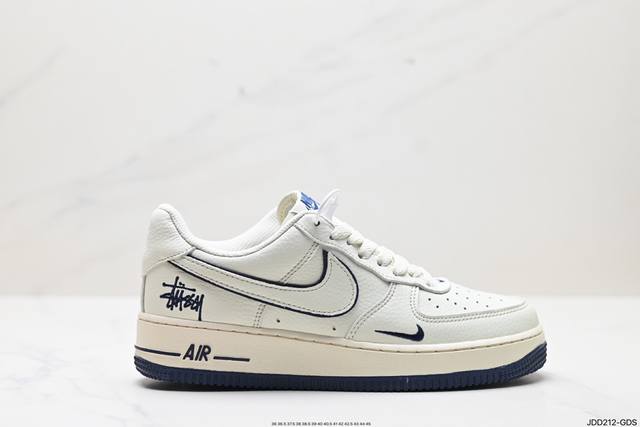 真标耐克nike Air Force 1 Low 空军一号低帮百搭休闲运动板鞋。柔软、弹性十足的缓震性能和出色的中底设计，横跨复古与现代的外型结合，造就出风靡全