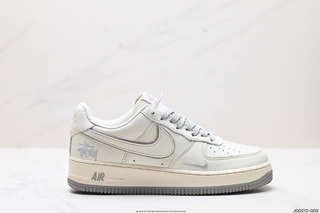 真标耐克nike Air Force 1 Low 空军一号低帮百搭休闲运动板鞋。柔软、弹性十足的缓震性能和出色的中底设计，横跨复古与现代的外型结合，造就出风靡全