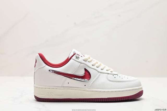 公司级耐克nike Air Force 1 Low 空军一号低帮百搭休闲运动板鞋。柔软、弹性十足的缓震性能和出色的中底设计，横跨复古与现代的外型结合，造就出风靡