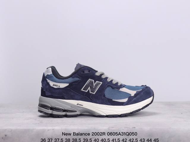 公司级new Balance 2002R 跑鞋 沿袭了面世之初的经典科技，以 Encap 中底配以升级版 N-Ergy 缓震物料。鞋面则采用特色的柔软麂皮搭以