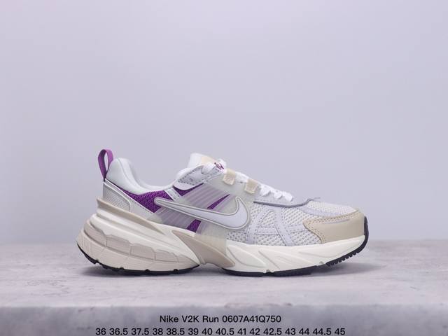 Nike V2K Run 复古单品 复古老爹鞋跑步鞋 鞋款被命名为 Runtekk 设计上借鉴了 2000 年的跑鞋风格 配色上以金属银为主调 简练又有复古运动