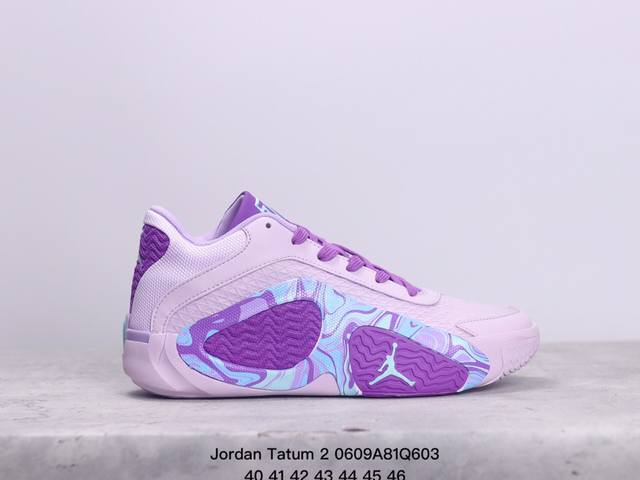 Jordan Tatum 2 塔图姆二代 乔丹 专业篮球鞋款 采用高强度的轻量 Tpu 结构，除去不必要的材料，在中底侧边、外底都有镂空处理。镂空中底夹进 Tp