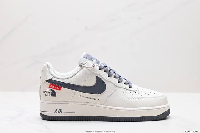 公司级耐克nike Air Force 1 Low 空军一号低帮百搭休闲运动板鞋。柔软、弹性十足的缓震性能和出色的中底设计，横跨复古与现代的外型结合，造就出风靡