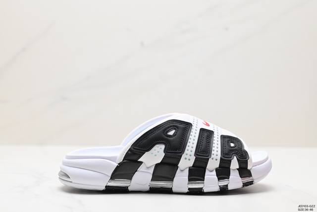 Nike Air More Uptempo Slide皮蓬拖鞋 以流行于街头的涂鸦文化为设计灵感，整体的设计风格夸张而充满魅力，厚实而充满质感的皮质鞋面两侧印刻