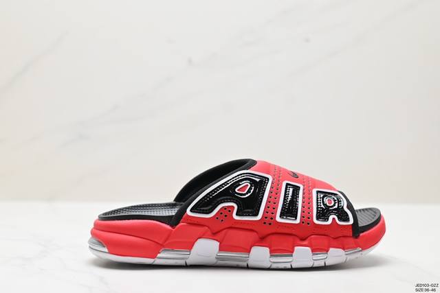 Nike Air More Uptempo Slide皮蓬拖鞋 以流行于街头的涂鸦文化为设计灵感，整体的设计风格夸张而充满魅力，厚实而充满质感的皮质鞋面两侧印刻