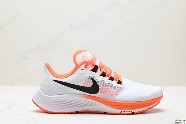 真标耐克nike Zoom Pegasus 37 登月37代 超轻网面透气跑步鞋 采用透气网眼鞋面搭配外翻式鞋口，为脚跟区域营造出色舒适度，而在鞋底部分，搭载全