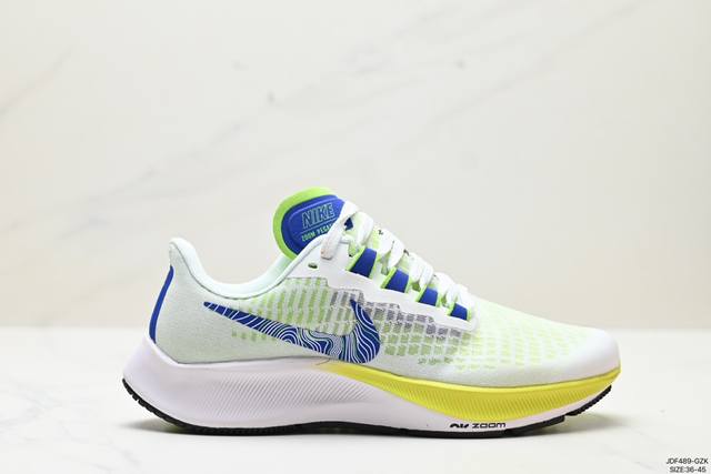 真标耐克nike Zoom Pegasus 37 登月37代 超轻网面透气跑步鞋 采用透气网眼鞋面搭配外翻式鞋口，为脚跟区域营造出色舒适度，而在鞋底部分，搭载全