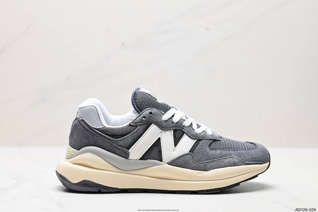 真标new Balance Nb5740系列 凭借多种严选的优质素材重塑出让人耳目一新又充满层次感的革新中低结构。为呼应90年代的巨大化潮流，鞋侧也点题采用了相