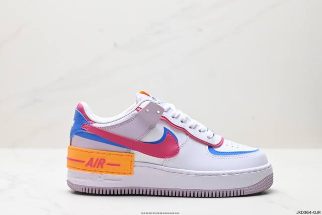 公司级nike Wmns Air Force 1 Shadow 马卡龙军空一号轻增量高低帮搭百板鞋。为典经设计注玩入味元素。 分层构结、大加中及底双重品牌标志，