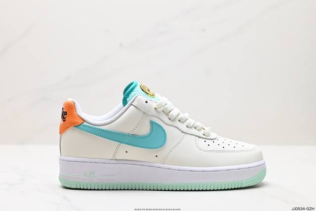 公司级耐克nike Air Force 1 Low 空军一号低帮百搭休闲运动板鞋。柔软、弹性十足的缓震性能和出色的中底设计，横跨复古与现代的外型结合，造就出风靡