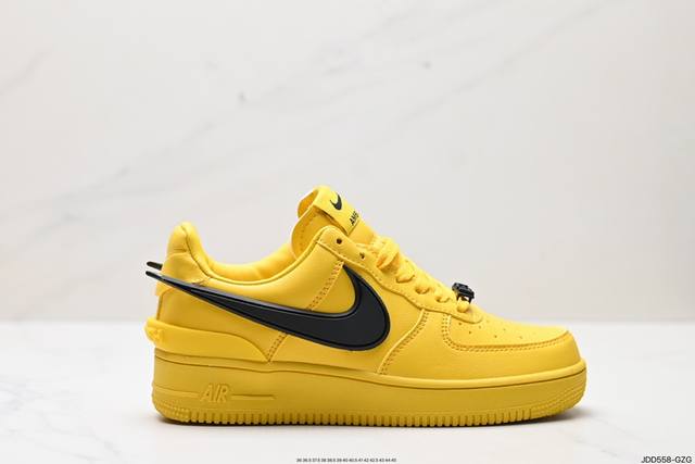 真标耐克 空军一号 Af1 低帮休闲板鞋 Ambush X Nk Air Force 1‘07 Low Sp 空军一号联名标志性的swoosh延伸至鞋跟之外，鞋