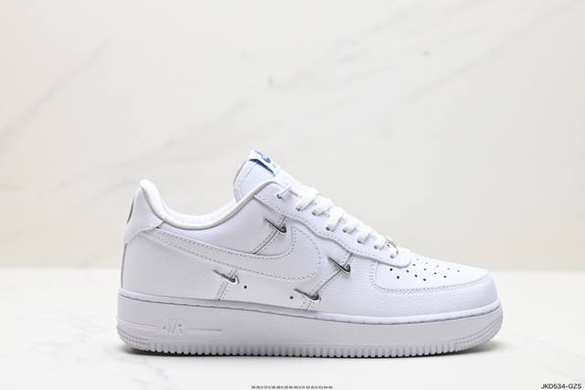 公司级耐克nike Air Force 1 Low 空军一号低帮百搭休闲运动板鞋。柔软、弹性十足的缓震性能和出色的中底设计，横跨复古与现代的外型结合，造就出风靡