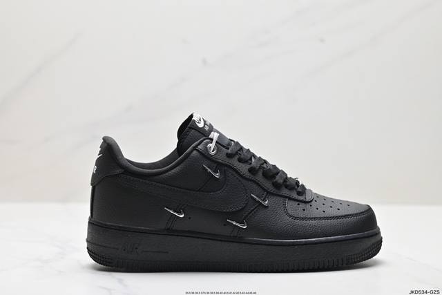 公司级耐克nike Air Force 1 Low 空军一号低帮百搭休闲运动板鞋。柔软、弹性十足的缓震性能和出色的中底设计，横跨复古与现代的外型结合，造就出风靡