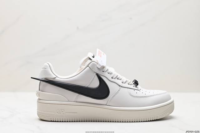 公司级ambush X Nk Air Force 1‘07 Low ”Phantom“ 联名款 空军一号低帮休闲板鞋 #鞋款鞋身以及内衬均采用了纯色皮革打造，标