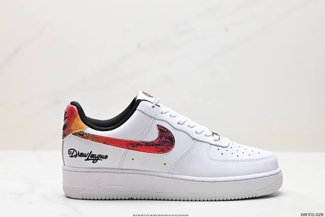 真标耐克nike Air Force 1 Low 空军一号低帮百搭休闲运动板鞋。柔软、弹性十足的缓震性能和出色的中底设计，横跨复古与现代的外型结合，造就出风靡全