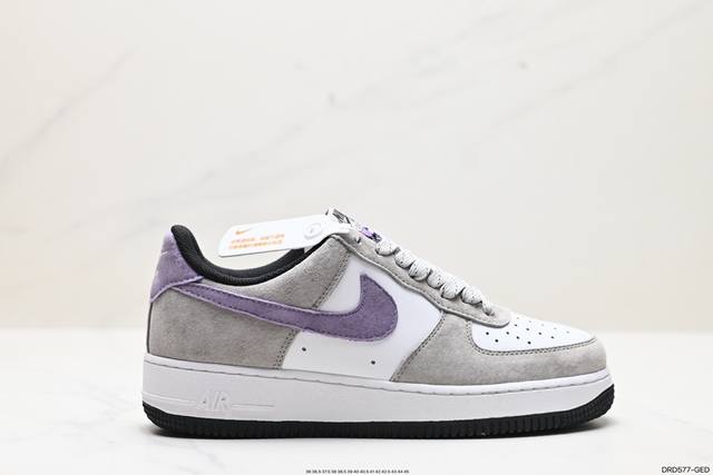 公司级耐克nike Air Force 1 Low 空军一号低帮百搭休闲运动板鞋。柔软、弹性十足的缓震性能和出色的中底设计，横跨复古与现代的外型结合，造就出风靡