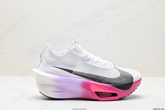 公司级新品发布 Nike Air Zoom Alphafly Next% 整体采用前作的设计语言，并且对后者的细节进行升级，马拉松和长距离路跑的性能极限设计而生