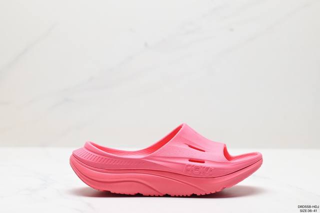 Hoka One Ora Recovery Slide 3 运动拖鞋！ 外观时尚大气 鞋底采用耐磨材质 细致做工 彰显品牌魅力 微翘式鞋头设计，响应灵活 保护脚