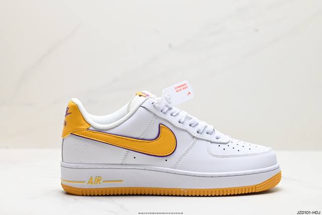 公司级耐克nike Air Force 1 Low 空军一号低帮百搭休闲运动板鞋。柔软、弹性十足的缓震性能和出色的中底设计，横跨复古与现代的外型结合，造就出风靡