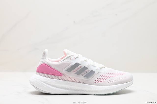 公司级阿迪达斯adidas Pureboost 22爆米花缓震中底跑步鞋。鞋面以织编材质为基底，后及跟脚趾处融全入新设计，通过格网印刷支将撑材料于附鞋面上，既保