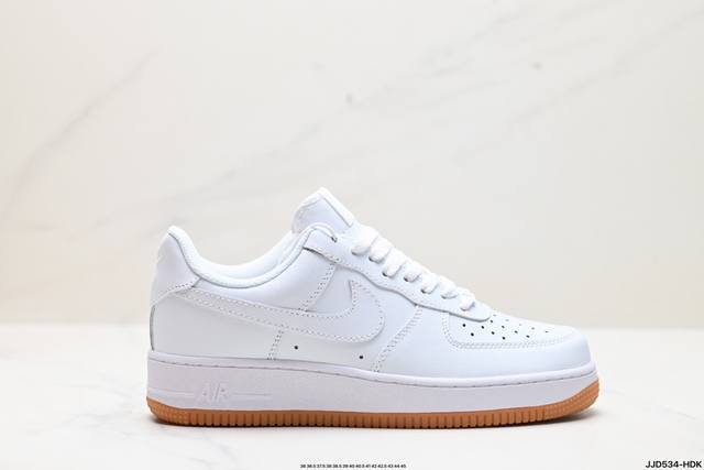 公司级耐克nike Air Force 1 Low 空军一号低帮百搭休闲运动板鞋。柔软、弹性十足的缓震性能和出色的中底设计，横跨复古与现代的外型结合，造就出风靡