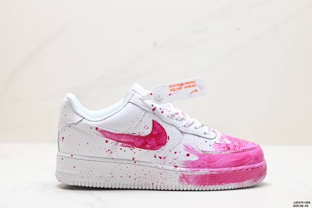 公司级耐克nike Air Force 1 Low 偷心现场 空军一号低帮百搭休闲运动板鞋。柔软、弹性十足的缓震性能和出色的中底设计，横跨复古与现代的外型结合，