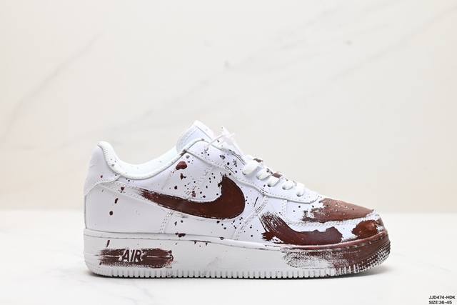 公司级耐克nike Air Force 1 Low 偷心现场 空军一号低帮百搭休闲运动板鞋。柔软、弹性十足的缓震性能和出色的中底设计，横跨复古与现代的外型结合，