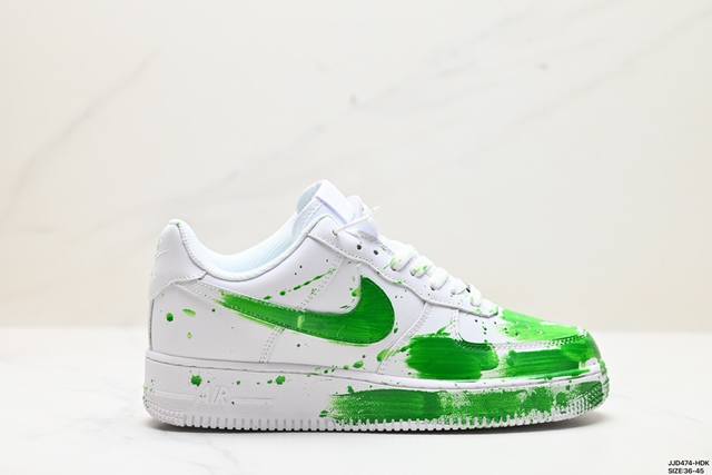 公司级耐克nike Air Force 1 Low 偷心现场 空军一号低帮百搭休闲运动板鞋。柔软、弹性十足的缓震性能和出色的中底设计，横跨复古与现代的外型结合，