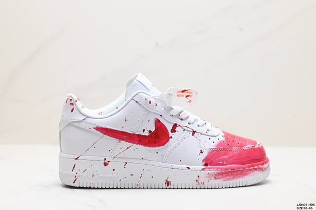 公司级耐克nike Air Force 1 Low 偷心现场 空军一号低帮百搭休闲运动板鞋。柔软、弹性十足的缓震性能和出色的中底设计，横跨复古与现代的外型结合，