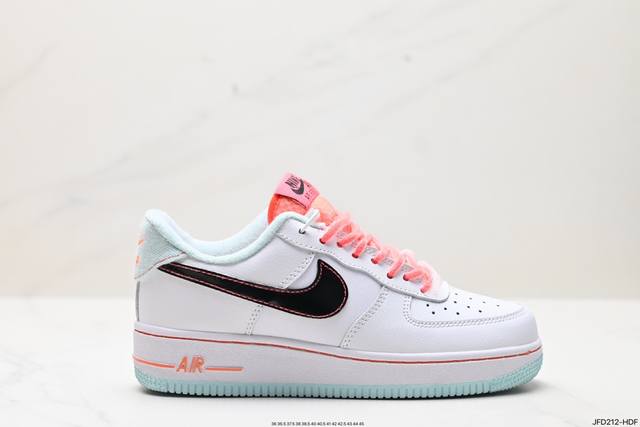 公司级耐克nike Air Force 1 Low 空军一号低帮百搭休闲运动板鞋。柔软、弹性十足的缓震性能和出色的中底设计，横跨复古与现代的外型结合，造就出风靡