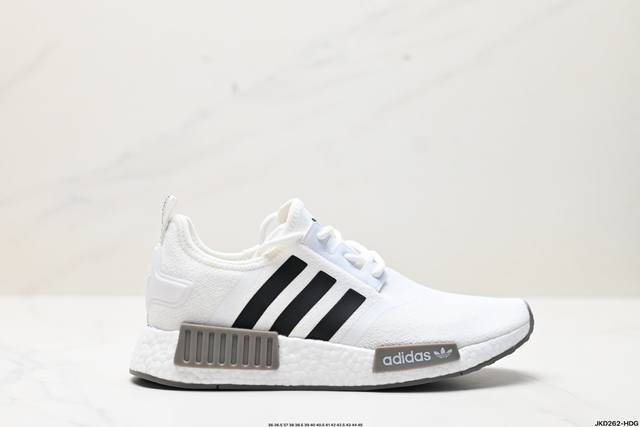 公司级ad Boost Nmd R1 经典跑鞋系列全新配色 弹力针织鞋面 原装高弹boost颗粒大底 缓震性能卓越 体质轻盈且抗冲击 整双鞋子的透气性和舒适度完