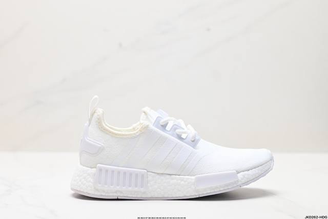 公司级ad Boost Nmd R1 经典跑鞋系列全新配色 弹力针织鞋面 原装高弹boost颗粒大底 缓震性能卓越 体质轻盈且抗冲击 整双鞋子的透气性和舒适度完