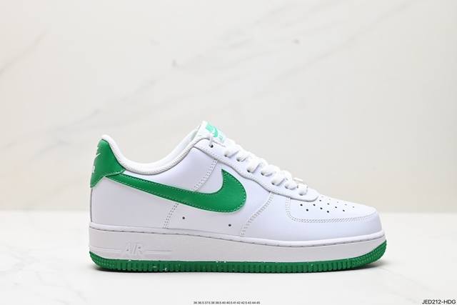 公司级耐克nike Air Force 1 Low 空军一号低帮百搭休闲运动板鞋。柔软、弹性十足的缓震性能和出色的中底设计，横跨复古与现代的外型结合，造就出风靡