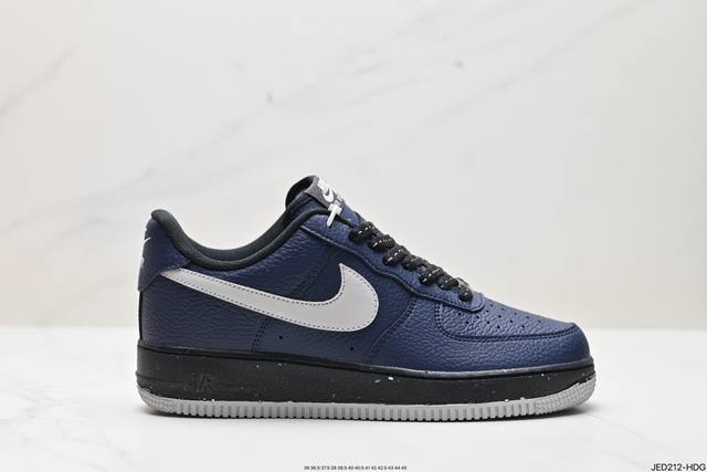 公司级耐克nike Air Force 1 Low 空军一号低帮百搭休闲运动板鞋。柔软、弹性十足的缓震性能和出色的中底设计，横跨复古与现代的外型结合，造就出风靡