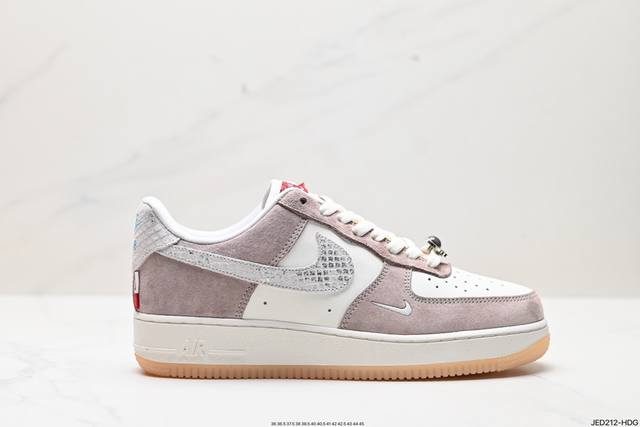 公司级耐克nike Air Force 1 Low 空军一号低帮百搭休闲运动板鞋。柔软、弹性十足的缓震性能和出色的中底设计，横跨复古与现代的外型结合，造就出风靡